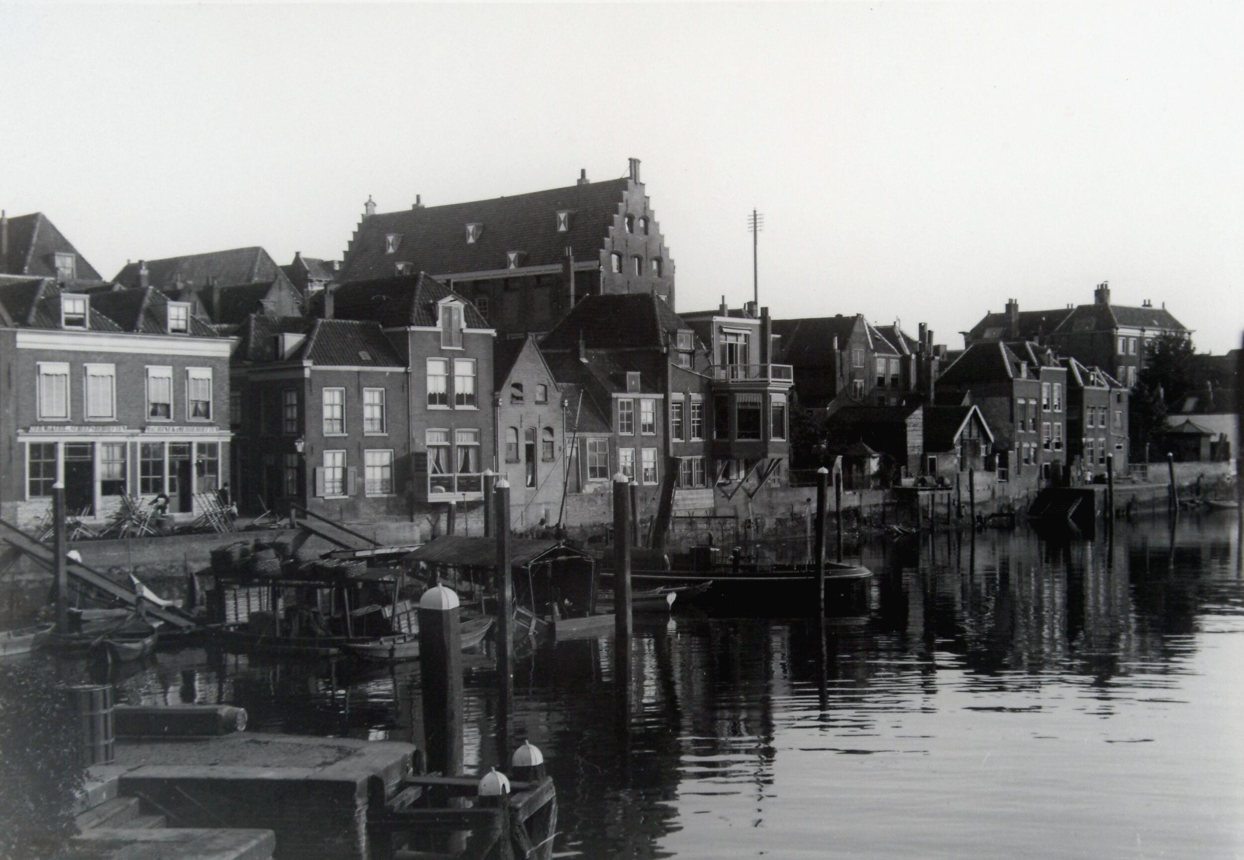 De twee panden links aan de Taankade (naast de ingang van de Kerksteiger) zijn voorzien van naamborden boven de deuren. Hier zat o.a. de 'Zeilmakerij en Scheepsbehoeften' van P. Recourt